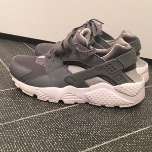 Nike women’s huaraches